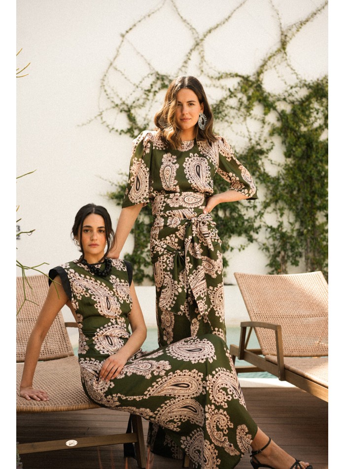 Top manga corta con estampado verde étnico para invitadas