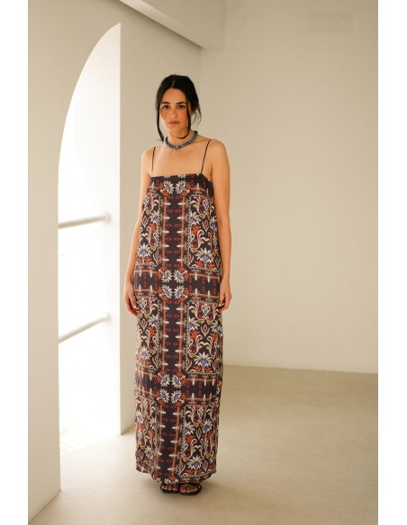 Vestido largo recto con estampado étnico