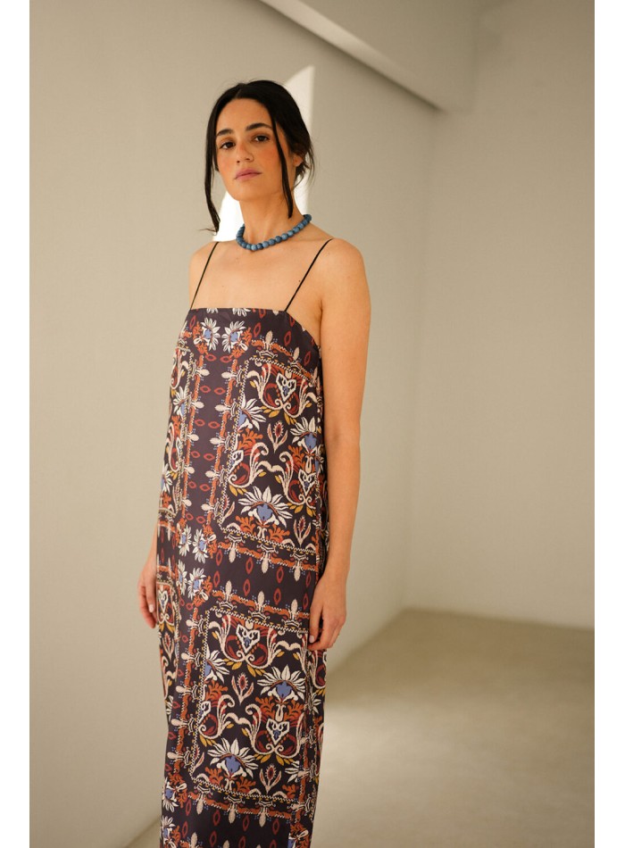 Long straight dress with ethnic print