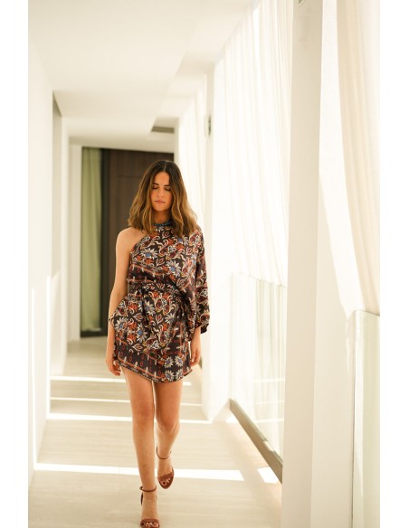 Robe courte à imprimé ethnique avec encolure asymétrique