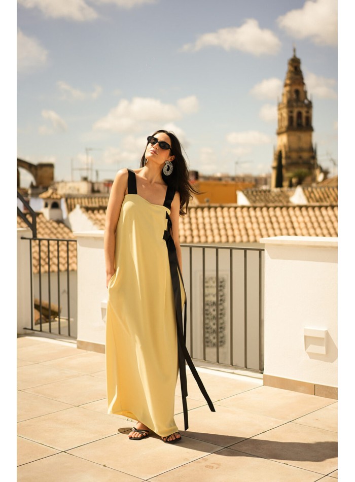Longue robe jaune avec nœuds noirs