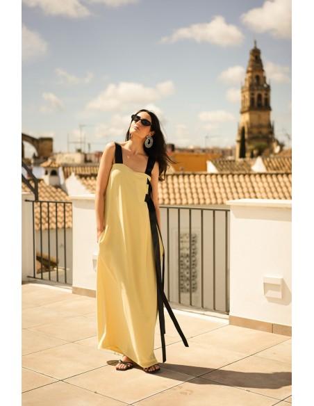 Longue robe jaune avec nœuds noirs