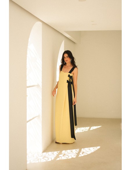 Longue robe jaune avec nœuds noirs