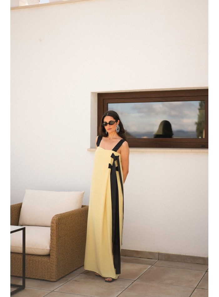Vestido largo amarillo con lazos negros para ocasiones especiales
