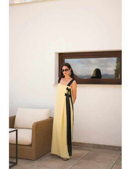 Vestido largo amarillo con lazos negros para ocasiones especiales