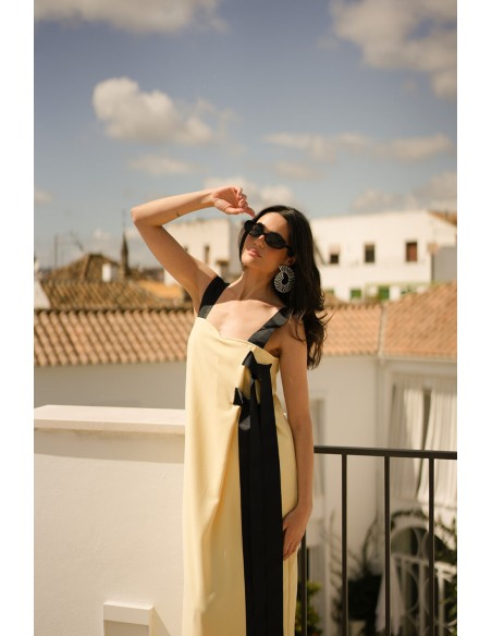 Vestido largo amarillo con lazos negros para graduaciones