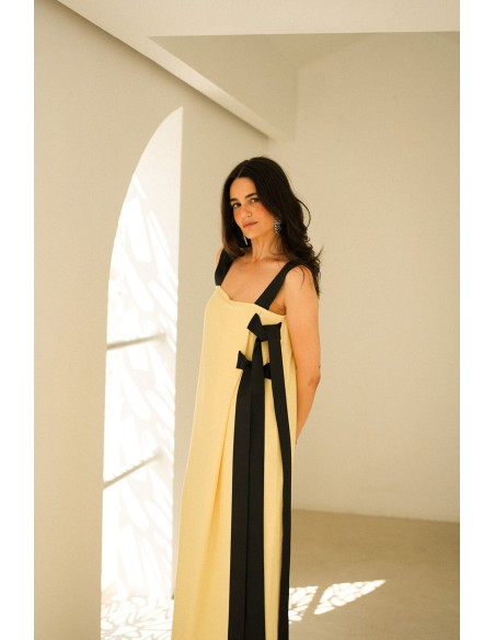 Vestido largo amarillo con lazos negros para bodas de tarde