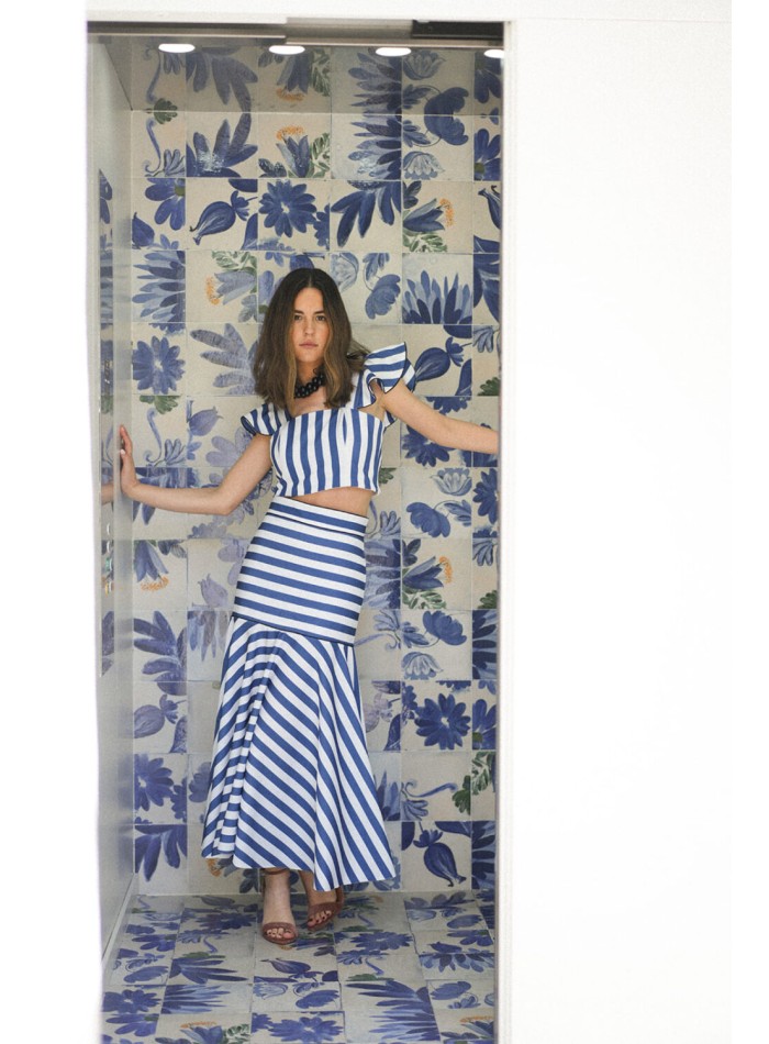 Falda midi de rayas con volante