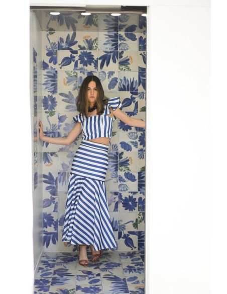 Falda midi de rayas con volante