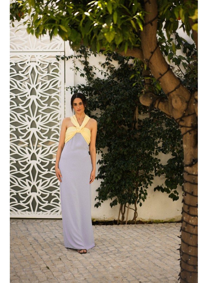 Robe de soirée bicolore avec encolure licou nouée