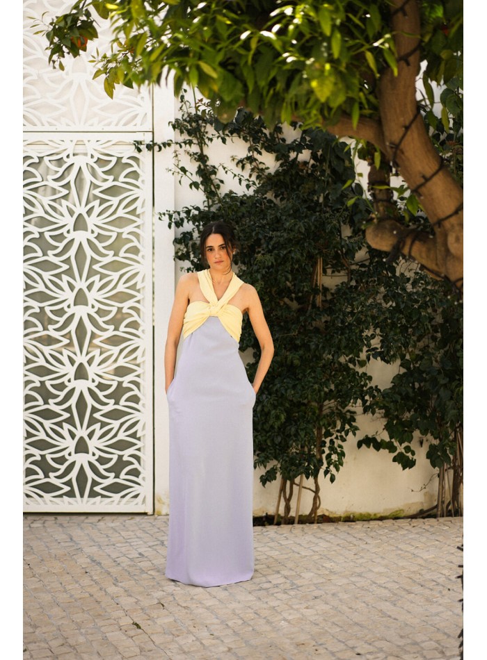 Vestido de fiesta bicolor con escote halter anudado para invitadas