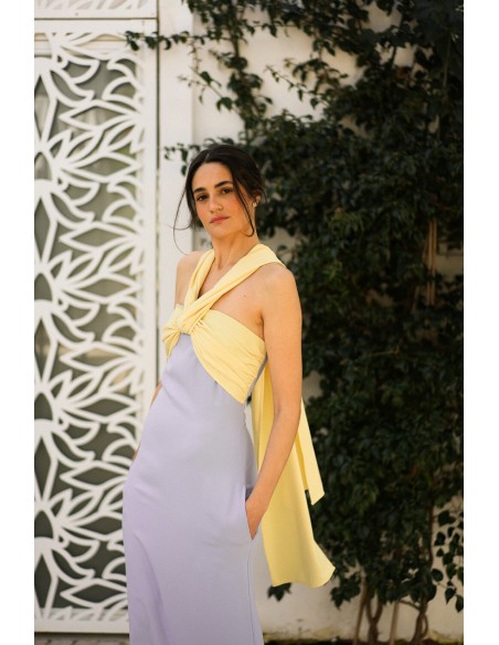 Robe de soirée bicolore avec encolure licou nouée