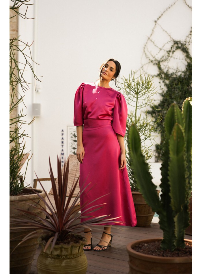 Blusa de fiesta fucsia con manga corta abullonada