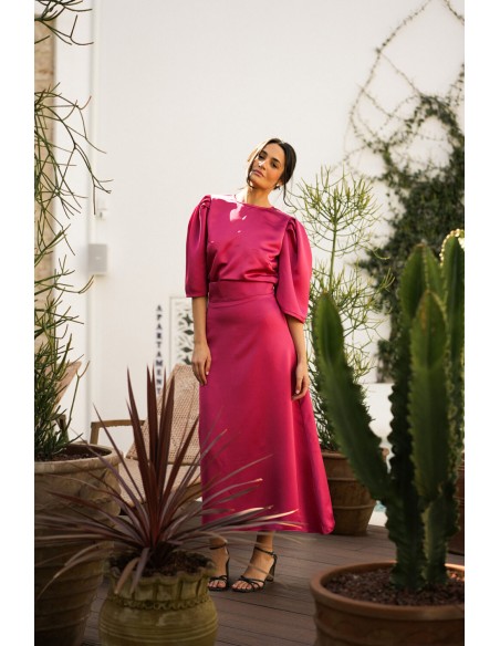 Blusa de fiesta fucsia con manga corta abullonada