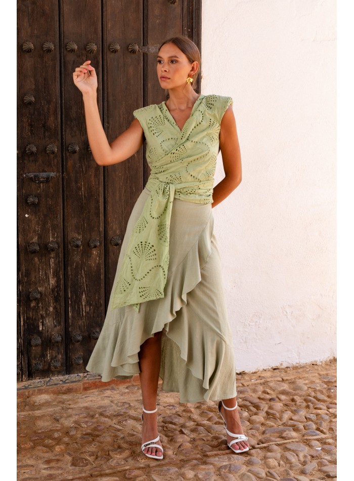 Tenue d'invité en lin vert avec jupe enveloppante