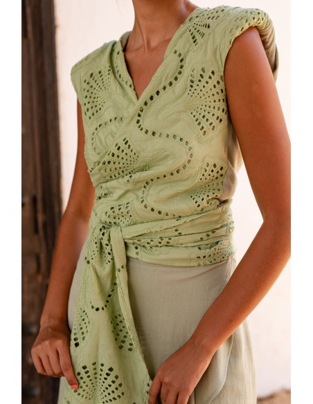 Conjunto lino verde de invitada con falda envolvente