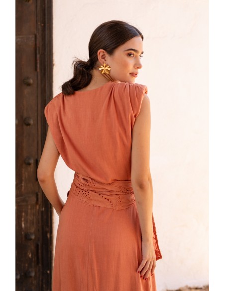 Conjunto de invitada teja en lino con lazada para graduaciones