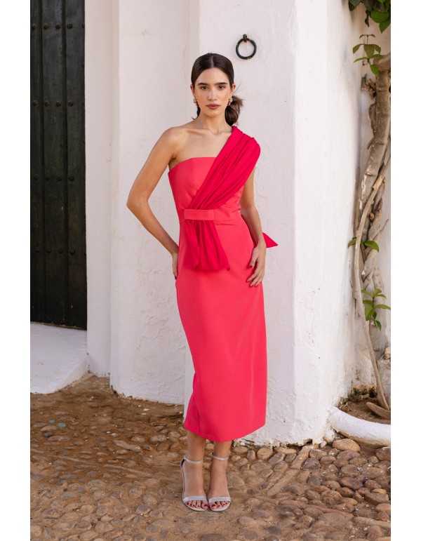 Vestido midi de invitada en rosa intenso y escote asimétrico para eventos