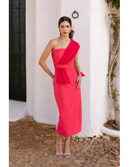 Vestido midi de invitada en rosa intenso y escote asimétrico para eventos