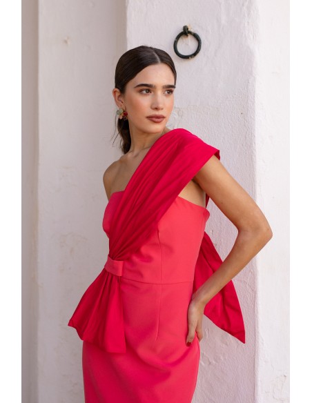 Vestido midi de invitada en rosa intenso y escote asimétrico para ocasiones especiales