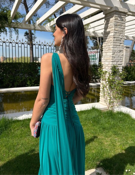 Robe longue d'invitée de mariage avec corsage drapé et manches cape