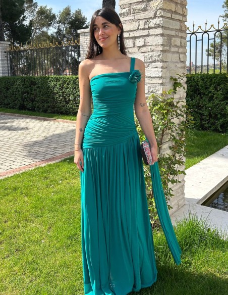 Robe longue d'invitée de mariage avec corsage drapé et manches cape