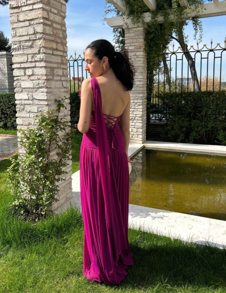 Robe longue d'invitée de mariage avec corsage drapé et manches cape