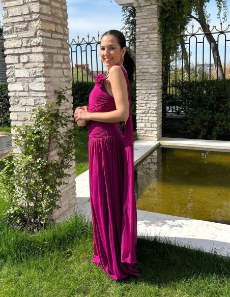 Robe longue d'invitée de mariage avec corsage drapé et manches cape