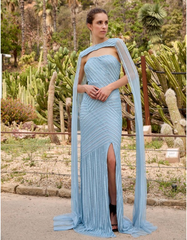 Vestido largo de fiesta azul claro palabra de honor con manga capa