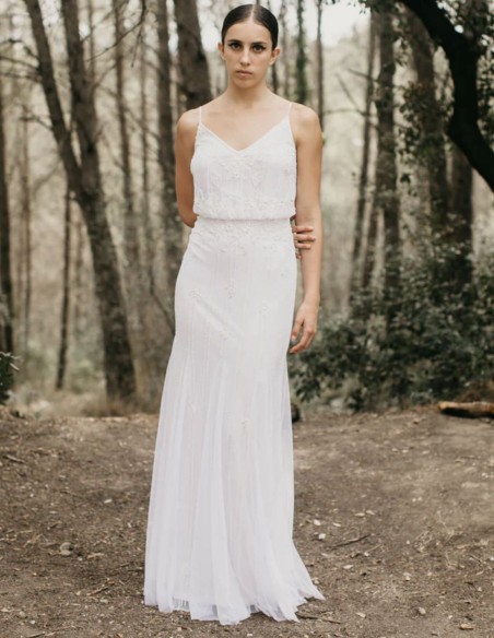 Vestido largo de novia con pedrería y tirante fino