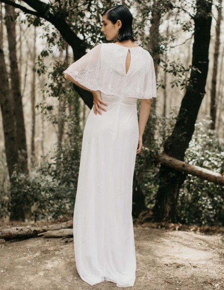 Longue robe blanche à manches courtes et fluides