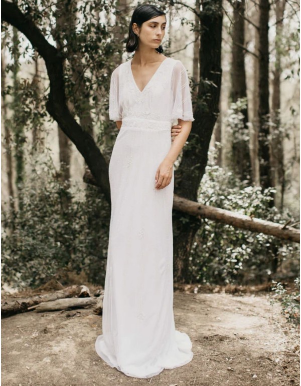 Longue robe blanche à manches courtes et fluides