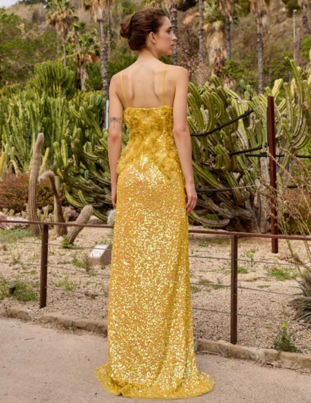Vestido largo de fiesta amarillo con flores de tul y lentejuelas para invitada de boda