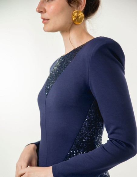 Vestido midi azul marino con lentejuelas y maxi hombrera para invitada