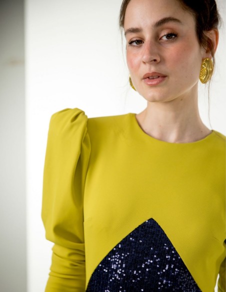 Vestido midi con lentejuelas azul marino y manga abullonada para invitadas