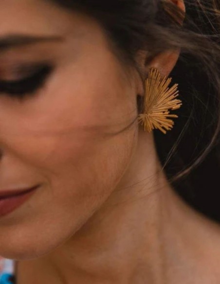 Golden earrings with irregular golden lines