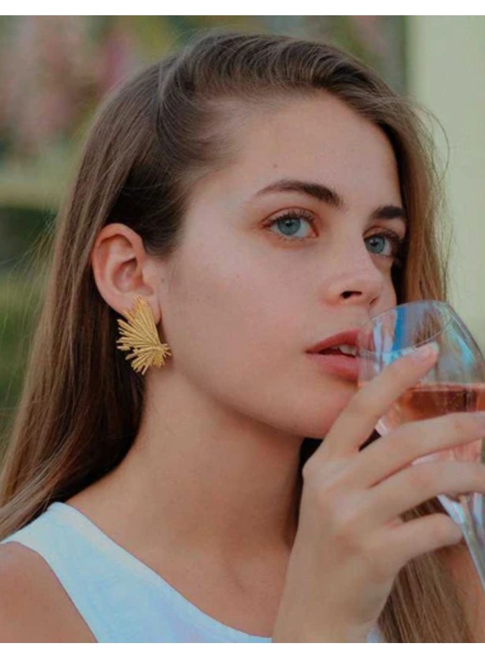 Golden earrings with irregular golden lines