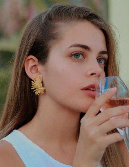 Golden earrings with irregular golden lines