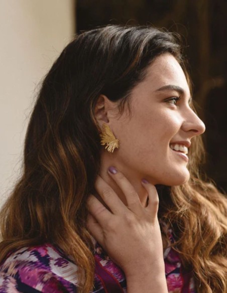 Golden earrings with irregular golden lines