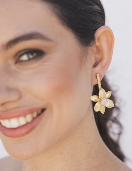 Pendientes de fiesta dorados florales con piedra lunar para invitada