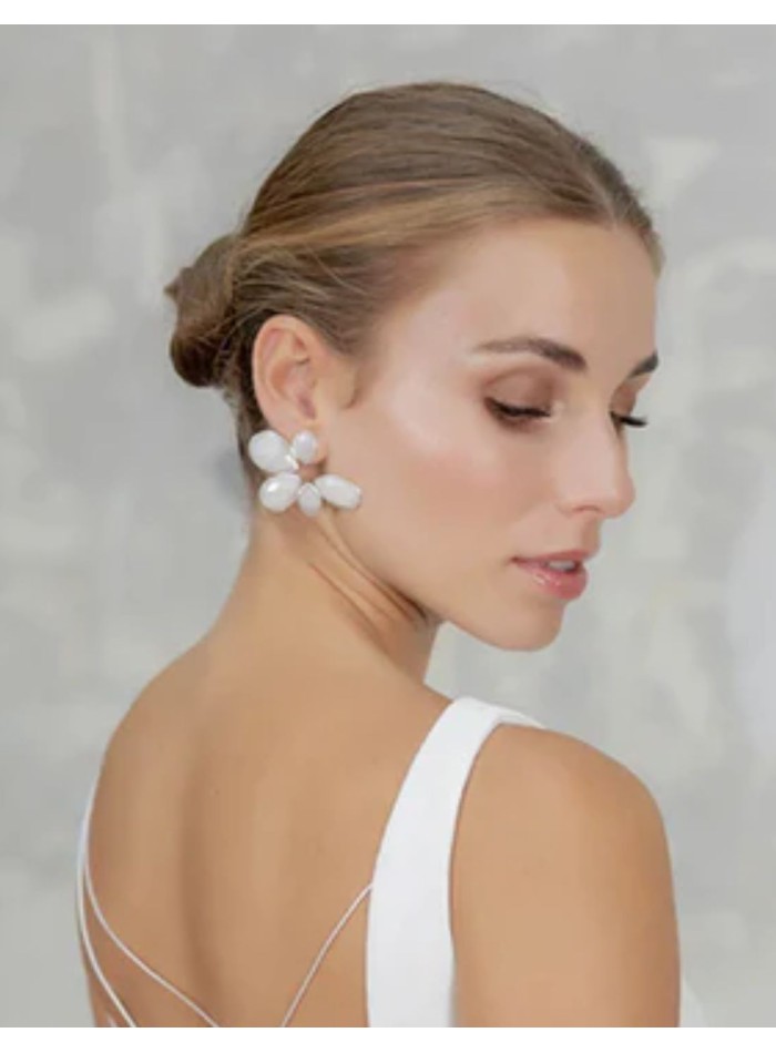 Flower-shaped earrings with white natural stones