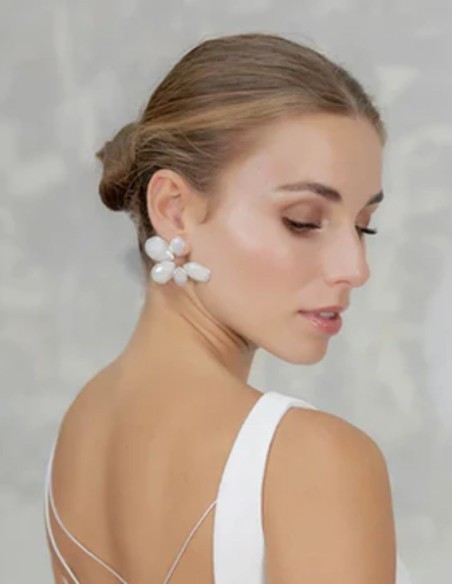Flower-shaped earrings with white natural stones