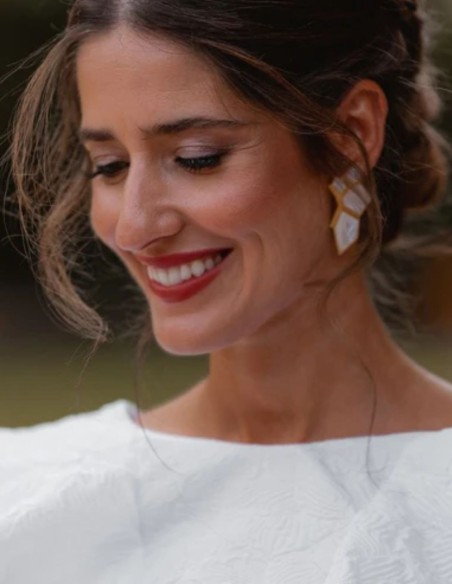 Pendientes dorados geométricos con piedras planas en blanco - Invitada Perfecta