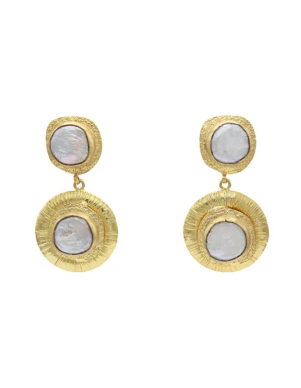 Metallic earrings for guest with pearls