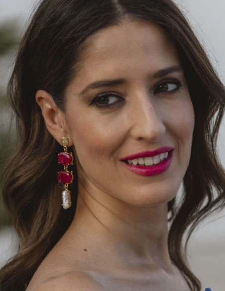 Pendientes largos de piedras naturales rubí y blancos