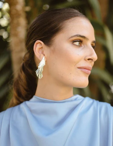 Pendientes de fiesta plateados superpuestos para invitada de boda