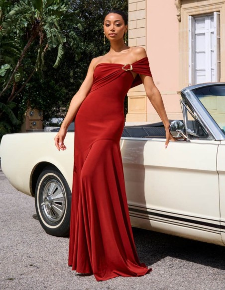 Vestido largo de invitada con escote asimétrico y hebilla dorada