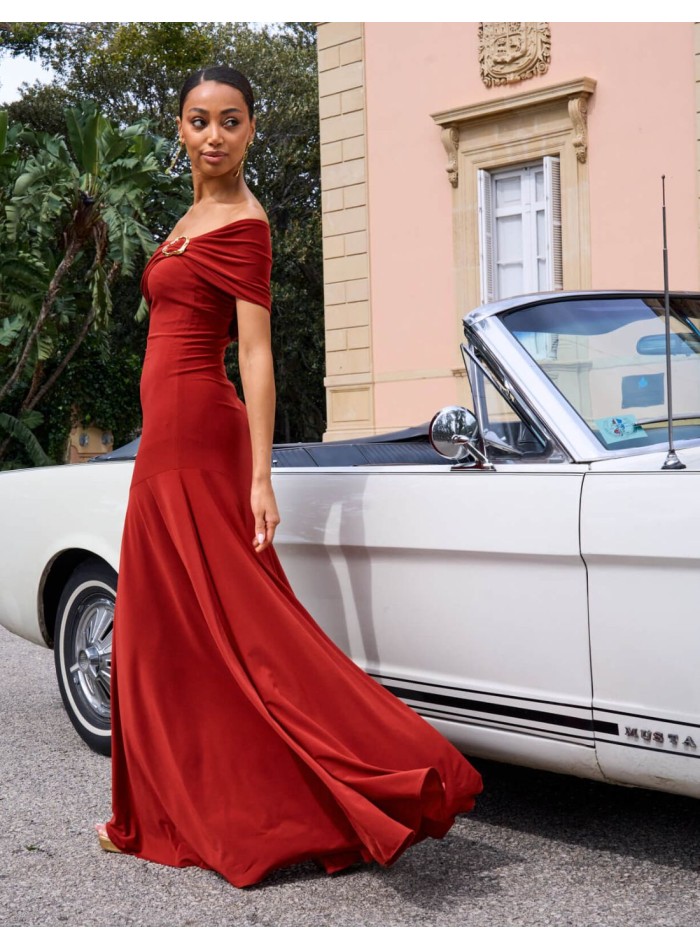 Vestido largo de invitada con escote asimétrico para boda de tarde