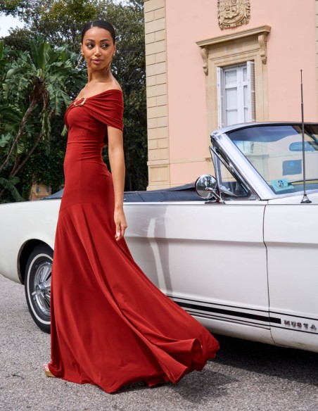 Vestido largo de invitada con escote asimétrico y hebilla dorada