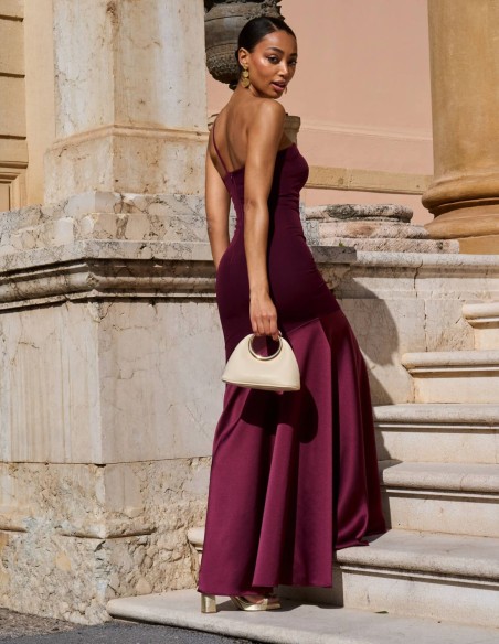 Vestido largo de invitada entallado con tirante fino color granate